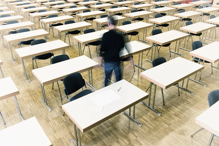 Sala vazia: apenas oito concursos do Executivo Federal deverão ocorrer neste ano (kontrast-fotodesign/Getty Images)