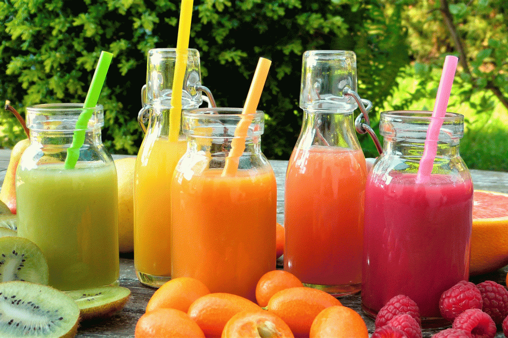Sucos: de acordo com pesquisa, até os sucos de frutas 100% naturais aumentariam risco da doença (Pixabay/Reprodução)
