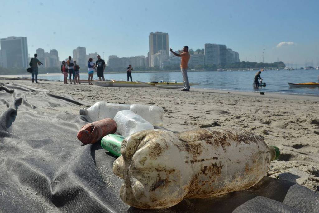 Sujeira: 90% dos resíduos nas águas oceânicas são plástico e bitucas de cigarro (Agência Brasil/Fernando Frazão)
