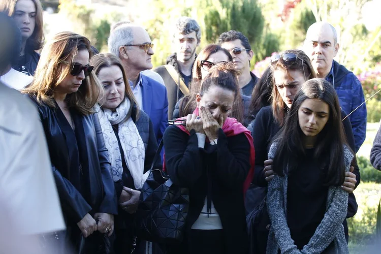 João Gilberto: corpo do cantor foi sepultado na presença de amigos e de familiares, incluindo sua filha, Bebel, ao centro (Tomaz Silva/Agência Brasil)