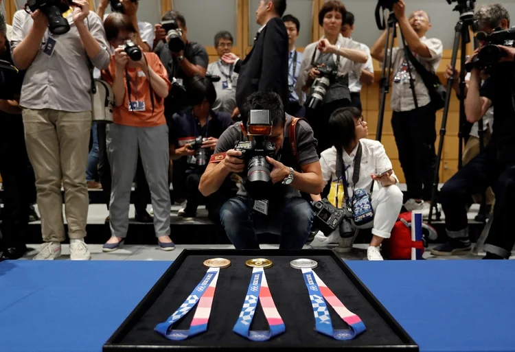 Medalhas sendo exibidas: a Olimpíada mais inovadora da história vai custar 25 bilhões de dólares (Issei Kato/Reuters)