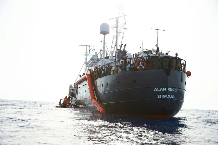 Navio 'Alan Kurdi', da ONG alemã Sea-Eye, na operação que resgatou 65 pessoas de uma embarcação sobrecarregada em litoral líbio, em 5 de julho de 2019 (AFP/AFP)