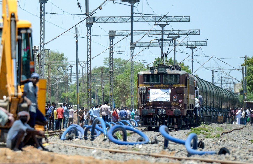 Índia: trem com 50 vagões leva água a cidade que tem pior seca em décadas