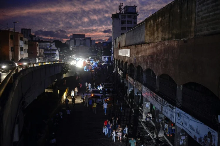 Venezuela: Novo apagão afetou a capital e os 23 estados do país na tarde de segunda-feira (22). (Alexander MARTINEZ / Esteban ROJAS/AFP)