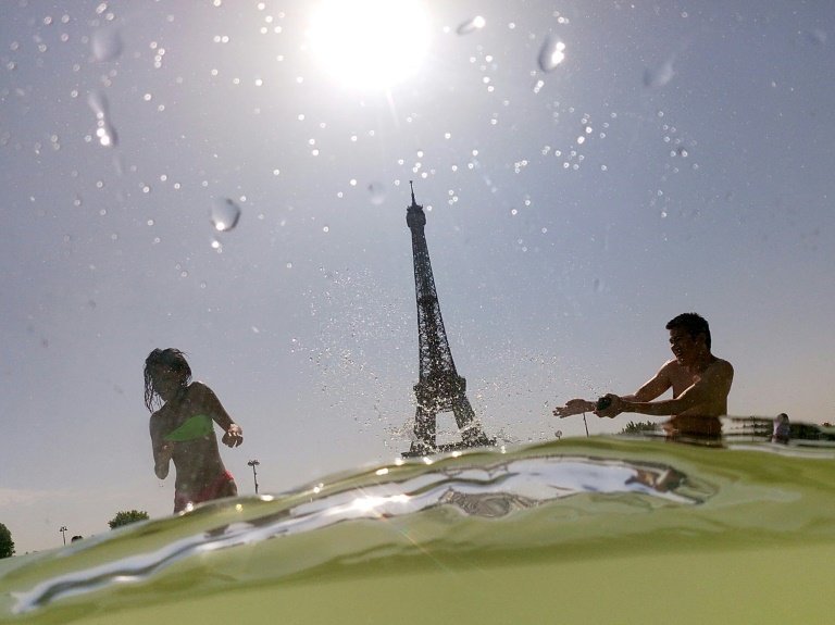 Verão na Europa: chafariz próximo à Torre Eiffel serve de refresco para parisienses e turistas (AFP/AFP)