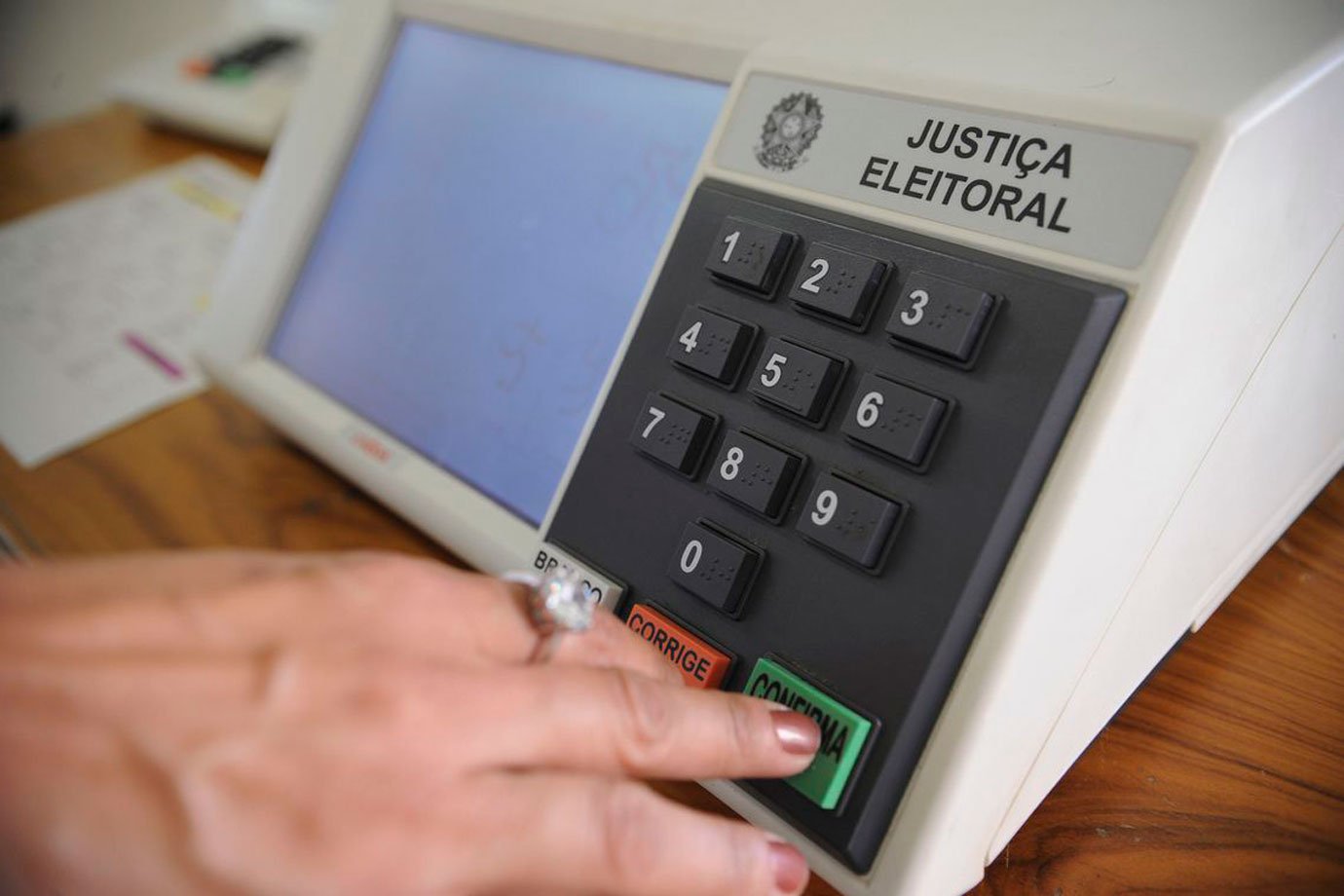 TSE vai comprar 180 mil urnas eletrônicas para eleições de 2020