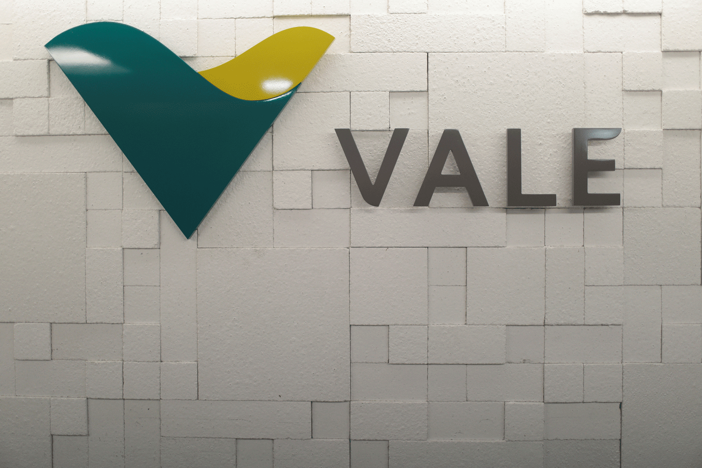 Vale recua quase 5% para mínima em um mês com receios sobre economia