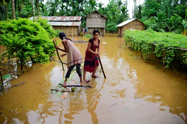 Índia: número de mortos em enchentes alcança 147, centenas de milhares abandonam suas casas (Anuwar Hazarika/Reuters)