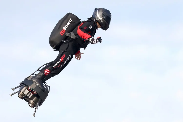 Inventor francês Franky Zapata voando para atravessar o Canal da Mancha (Yves Herman/Reuters)