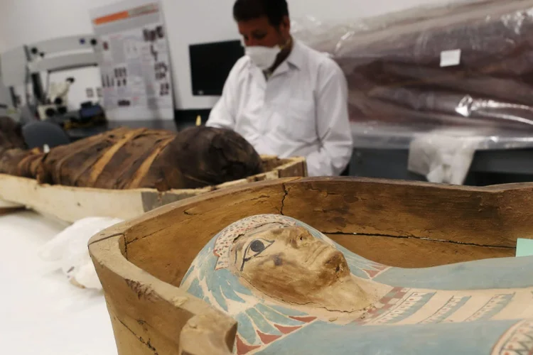 Múmia do faraó Tutancâmon: arqueólogos descobriram mais 13 sarcófagos no deserto (Mohamed Abd El Ghany/Reuters)
