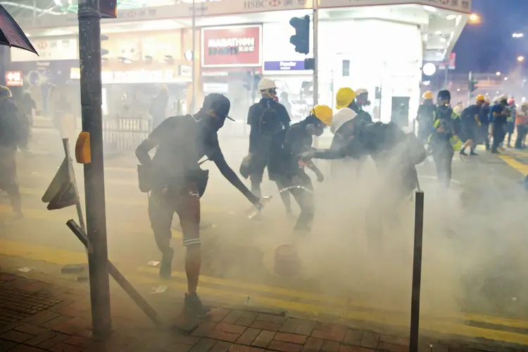 Polícia joga gás lacrimogênio em manifestantes em Hong Kong  (Eloisa Lopez/Reuters)