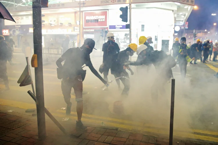Polícia joga gás lacrimogênio em manifestantes em Hong Kong  (Eloisa Lopez/Reuters)