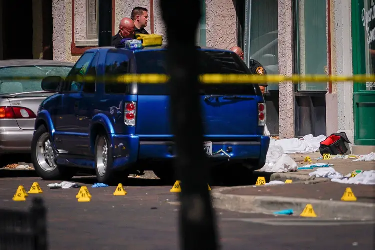 Polícia investiga local de tiroteio em Dayton, Ohio (Bryan Woolston/Reuters)