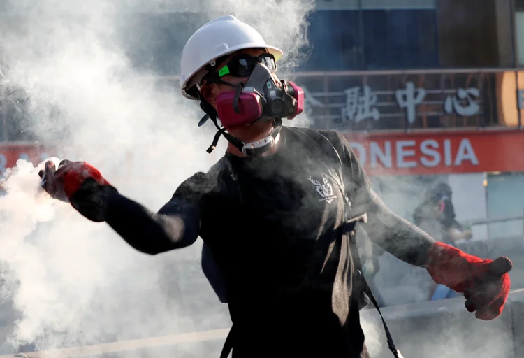 Protestos: manifestante joga de volta bomba de gás lacrimogêneo disparada pela polícia durante protesto por reformas democráticas em Hong Kong (Kim Kyung-Hoon/Reuters)