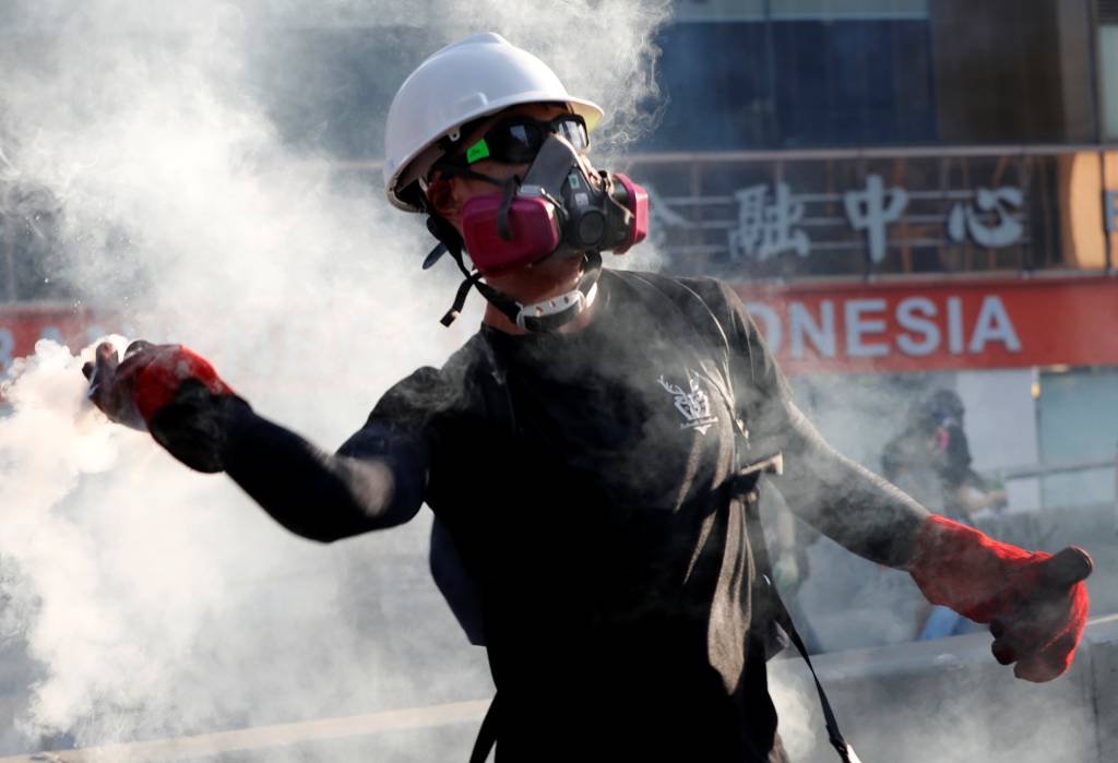 Novos protestos em Hong Kong têm gás lacrimogênio e caos nos transportes