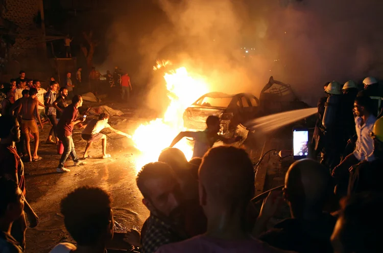 Egito: um carro seguia contra o tráfego quando bateu em outros três carros (Shokry Hussien/Reuters)