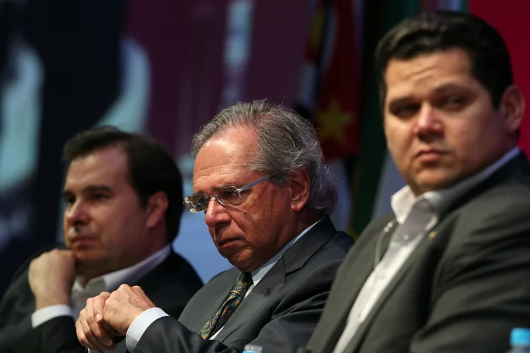 Presidente da Câmara, Rodrigo Maia, ministro da Economia, Paulo Guedes, e presidente do Senado, Davi Alcolumbre, em Campos do Jordão
  (Amanda Perobelli/Reuters)