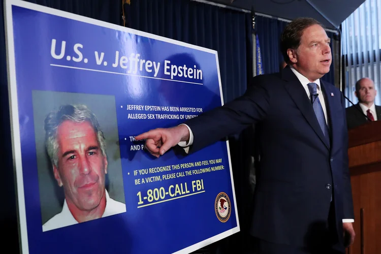 Procurador Federal de Nova York, Geoffrey Berman, anunciando a nova prisão de Jeffrey Epstein: em julho, o magnata já havia sido encontrado inconsciente em sua cela
 (Shannon Stapleton/File Photo/Reuters)