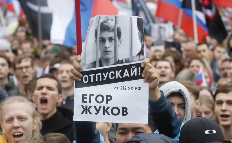 Manifestante segura cartaz com o rosto de Yegor Zhukov: a chamada primeira geração livre da história da Rússia (Maxim Shemetov/Reuters)