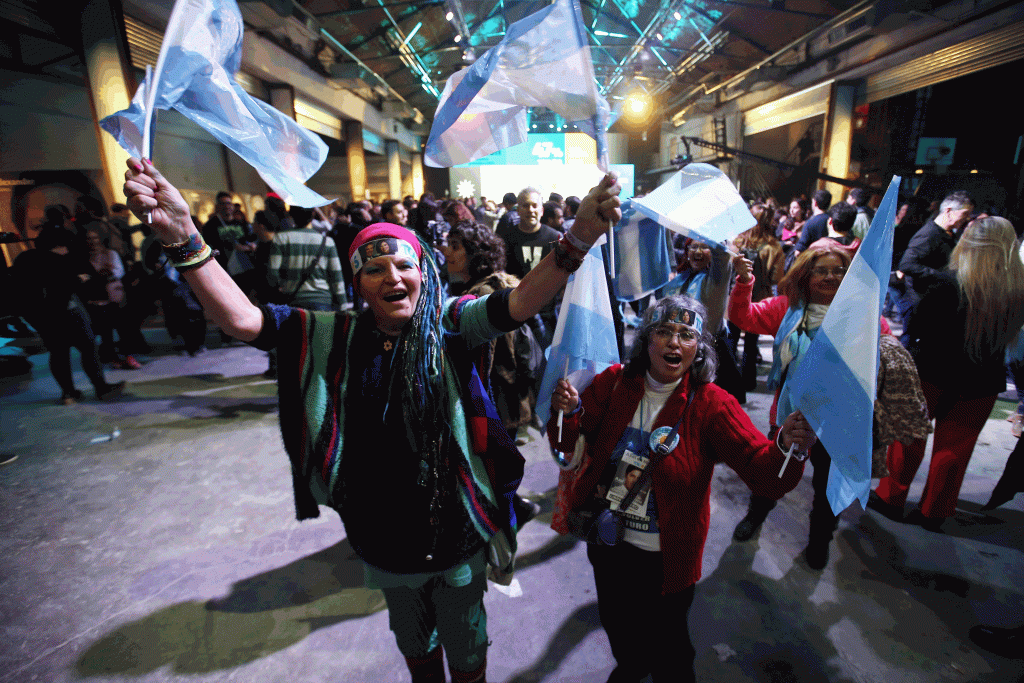 Comemoração: Apoiadores do candidato Alberto Fernandez comemoram resultados das primárias em Buenos Aires (Agustin Marcarian/Reuters)