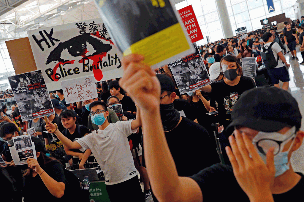 Manifestantes ocupam aeroporto e Hong Kong cancela todos os voos