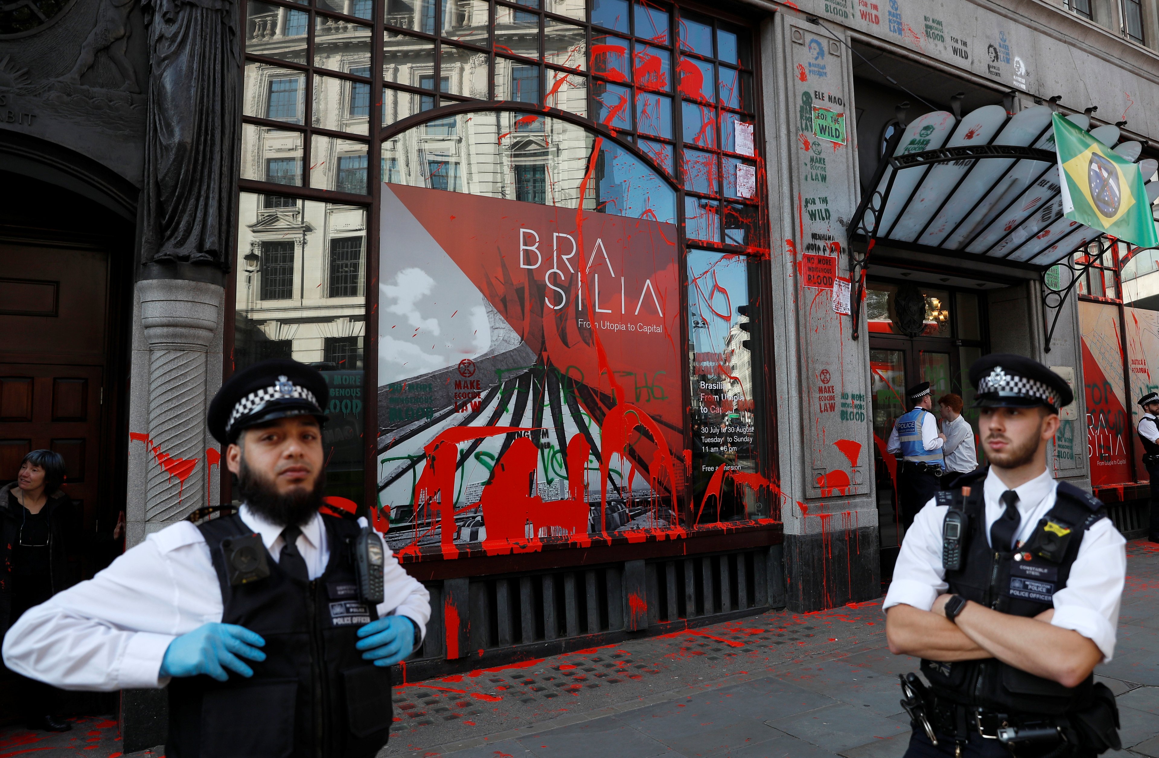 Embaixada do Brasil em Londres é alvo de protesto de ativistas ambientais