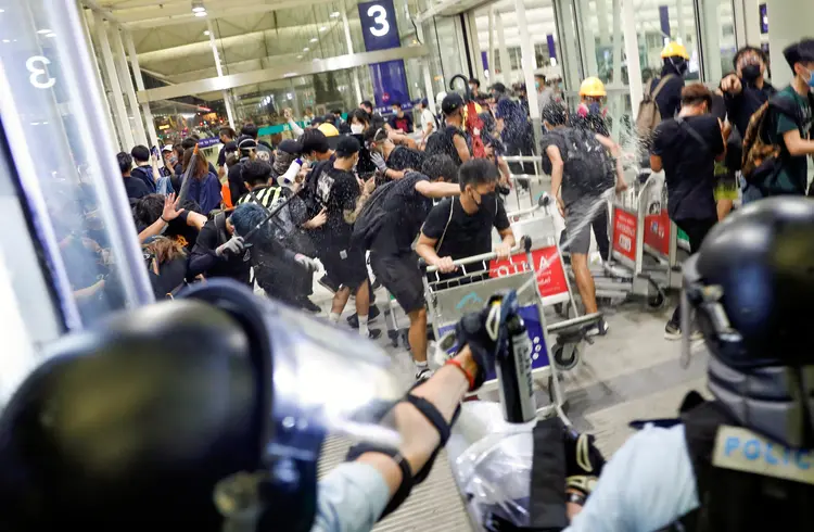 Hong Kong: manifestantes bloquearam embarque no aeroporto pelo 2º dia consecutivo (Tyrone Siu/Reuters)