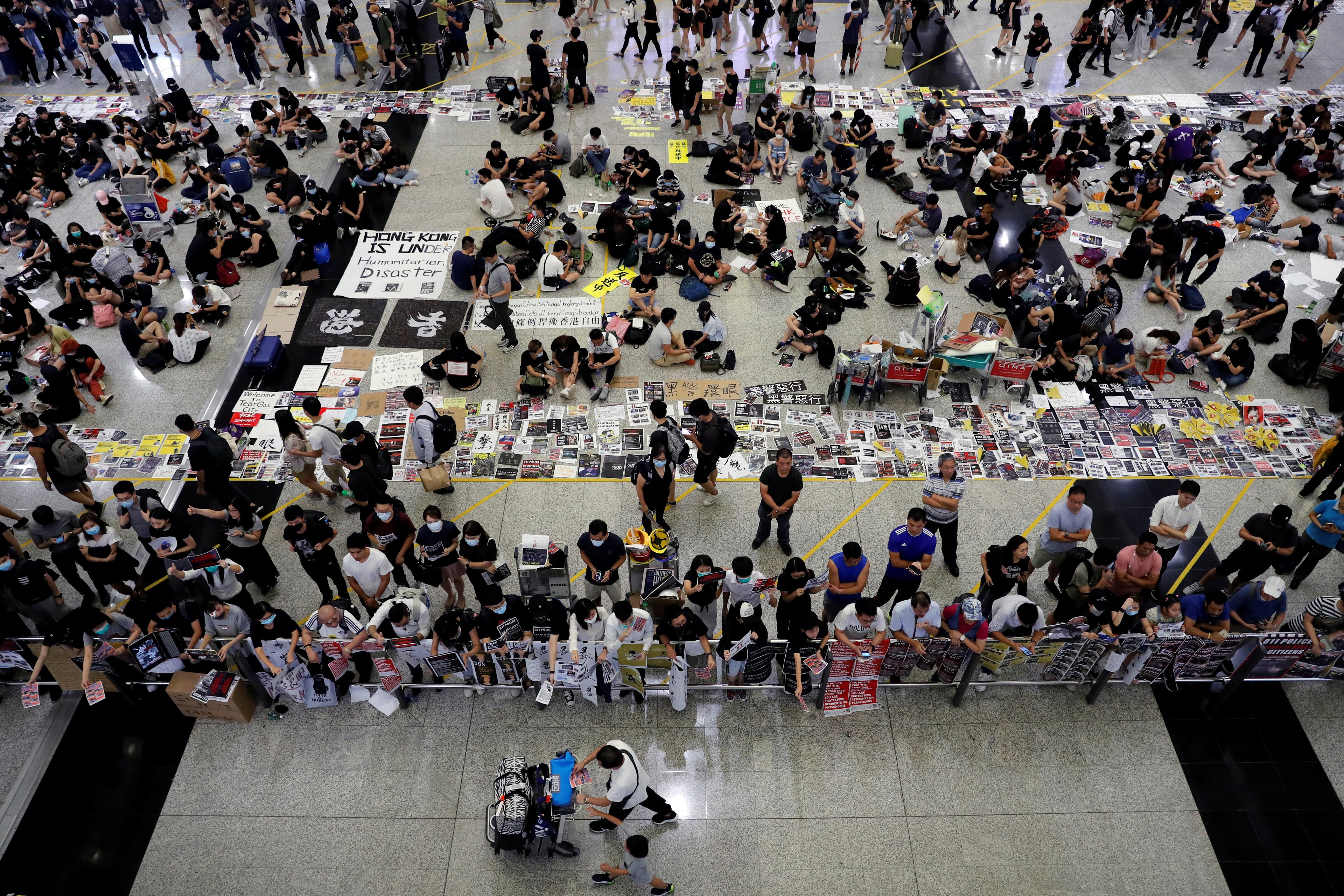 Aeroporto de Hong Kong reabre após protestos e cancelamento de voos