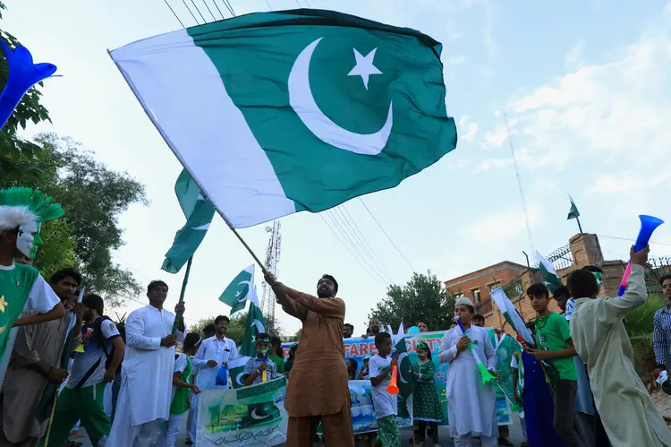 Paquistaneses fazem ato pelo Dia da Independência do país (Fayaz Aziz/Reuters)