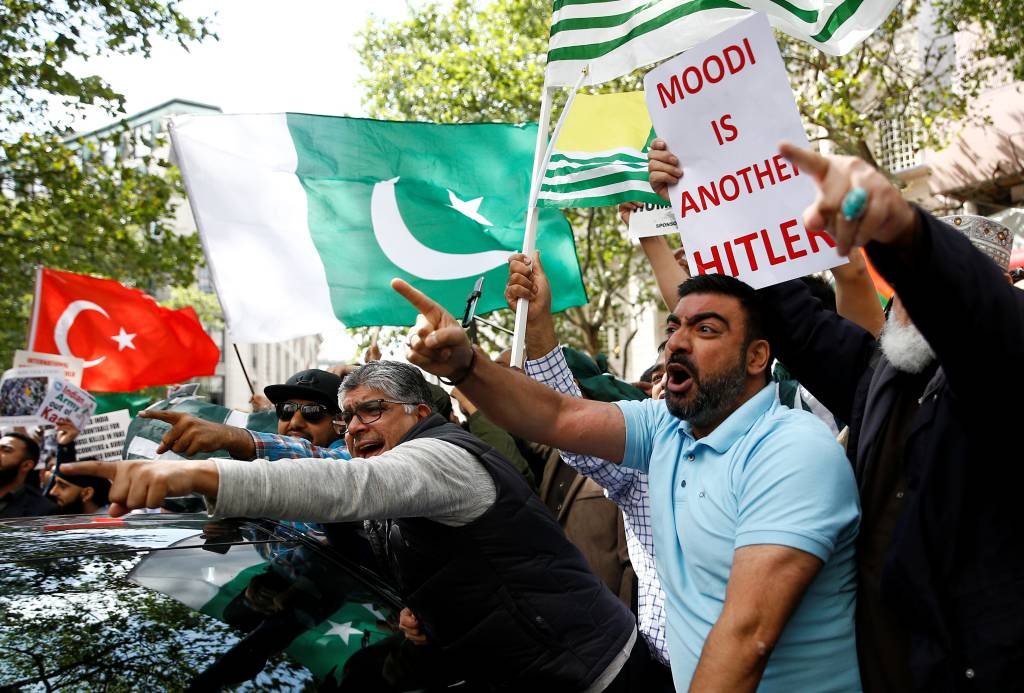 Manifestantes protestam em Londres contra a Índia no conflito da Caxemira