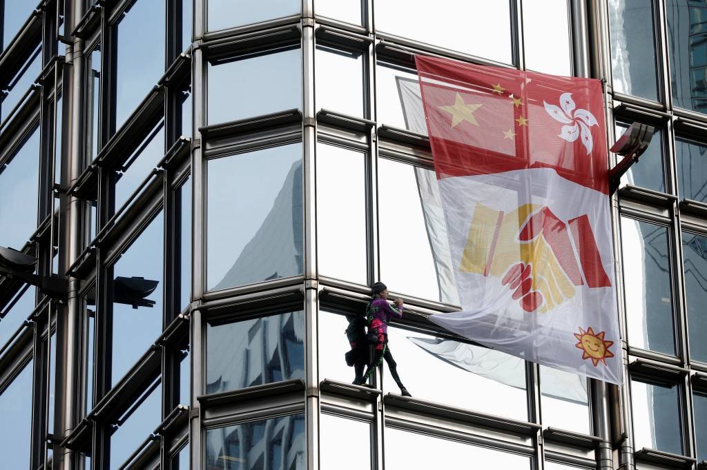 Homem-Aranha francês coloca bandeira da paz em prédio de Hong Kong