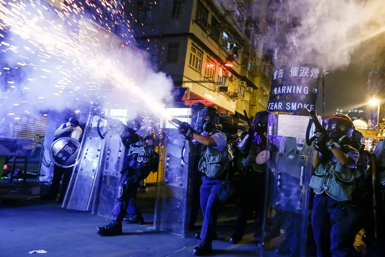 Policiais reprimem protestos em Hong Kong, em 2019. (Thomas Peter/Reuters)