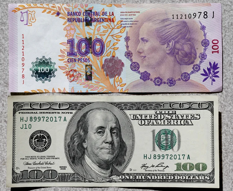 Peso argentino e dólar: país tenta reestruturar dívida com credores (Enrique Marcarian/Getty Images)