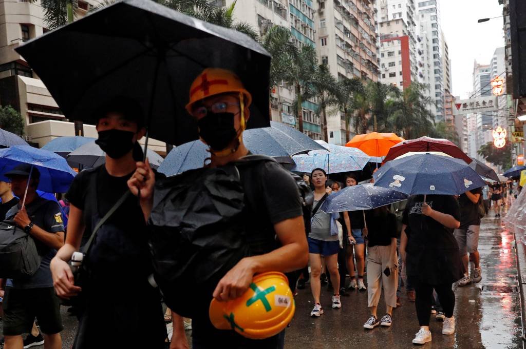 Sob chuva, manifestantes de Hong Kong voltam a protestar