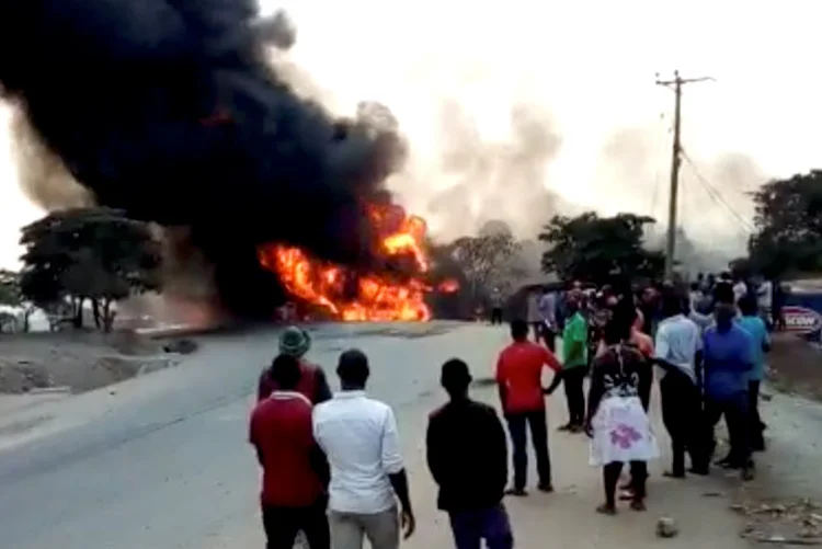 Uganda: as buscas continuam e a polícia acredita que o número de mortos ainda pode chegar a 30 (Nayebare Ediger/Reuters)