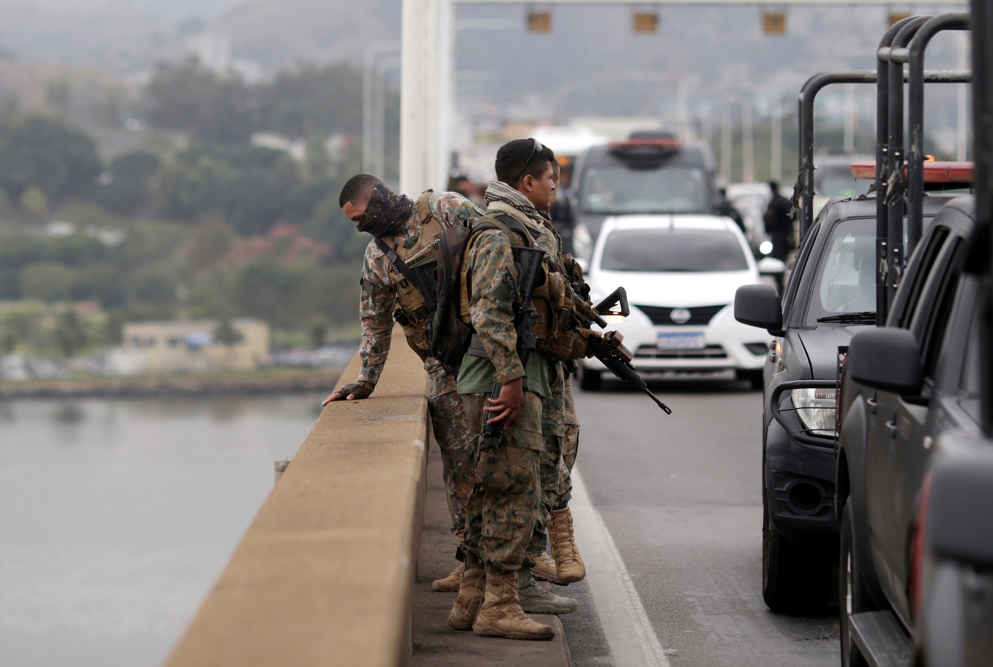 Após chegar à Ponte Rio-Niterói, Witzel abraça policiais e comemora ação