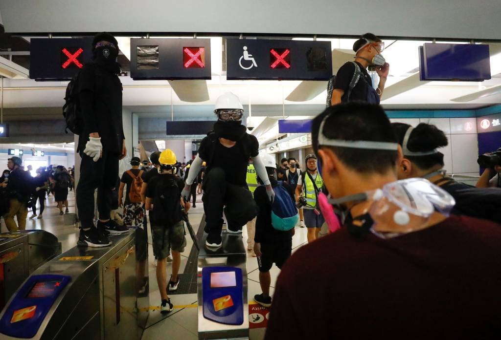 Manifestantes ocupam estação de metrô em Hong Kong; veja fotos