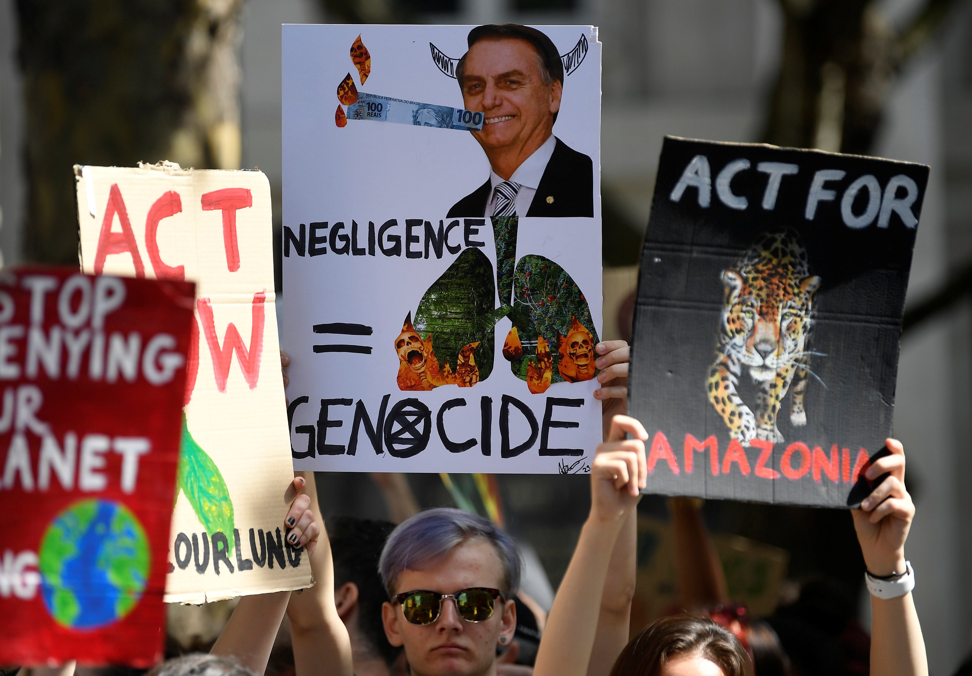 Embaixada brasileira em Londres é alvo de protestos sobre a Amazônia