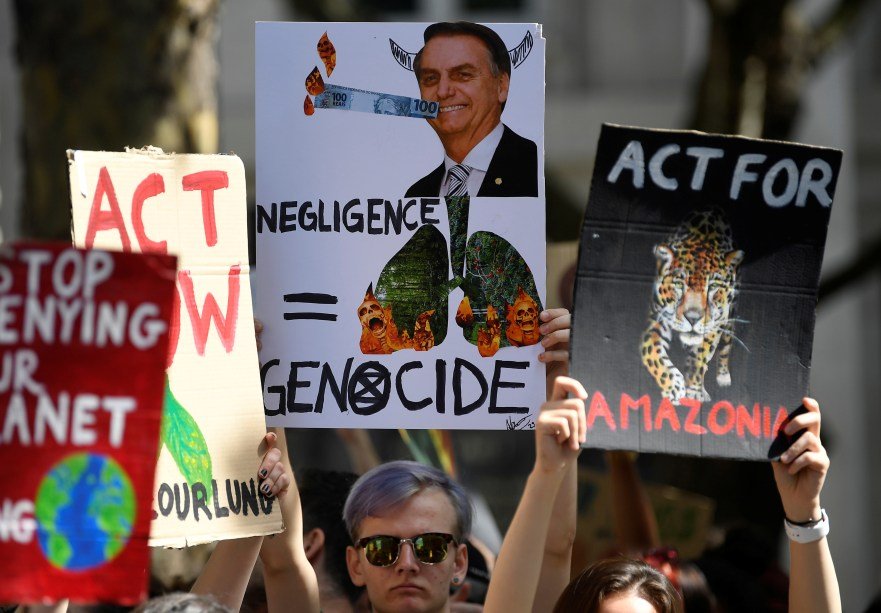 Centenas de pessoas protestam em frente a embaixada brasileira em Londres contra os incêndios na Amazônia