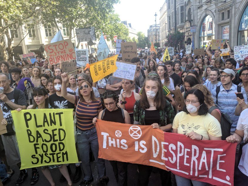 Centenas de pessoas protestam em frente a embaixada brasileira em Londres contra os incêndios na Amazônia