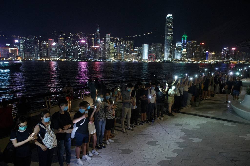 Milhares de manifestantes fazem cordão-humano em protesto em Hong Kong