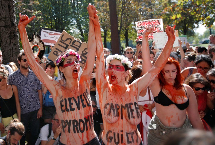 Ativistas ambientais protestam em Paris contra os incêndios na Amazônia