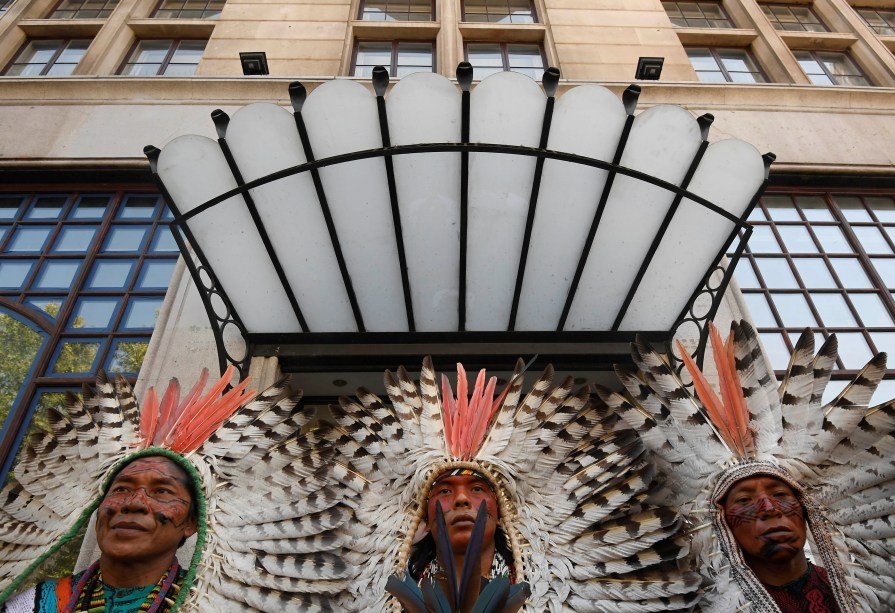 Indígenas da tribo Huni Kuin Kaxinawa protestam contra incêndios na Amazônia em frente a embaixada brasileira em Londres