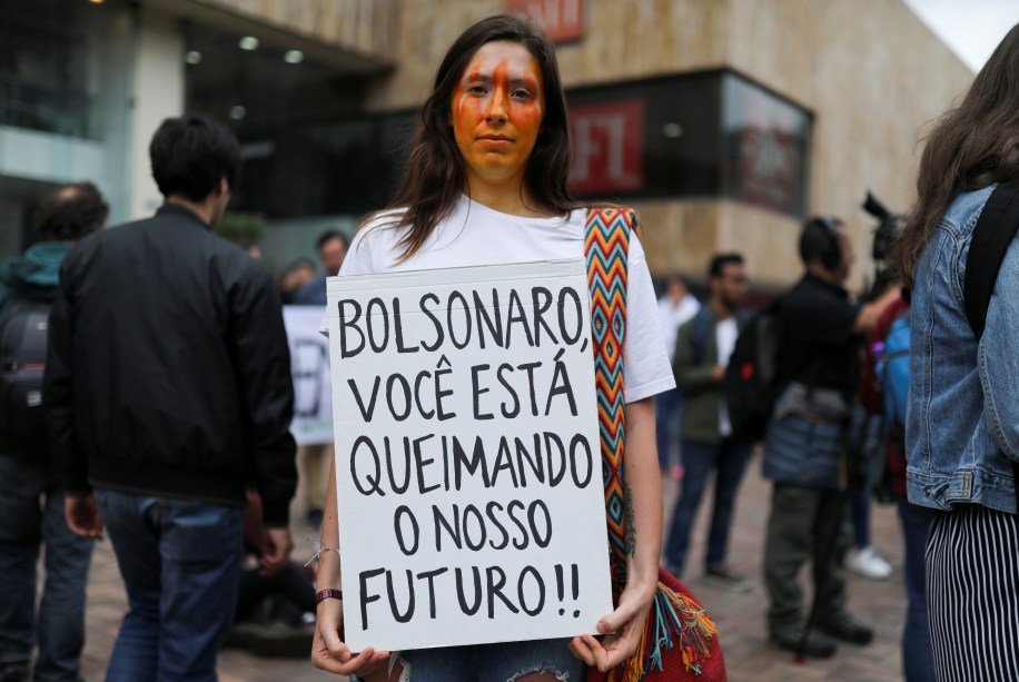 Manifestante critica Bolsonaro durante protesto contra os incêndios da Amazônia em Bogotá, na Colômbia