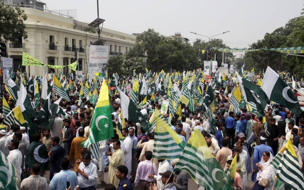 Milhares protestam no Paquistão em apoio à Caxemira