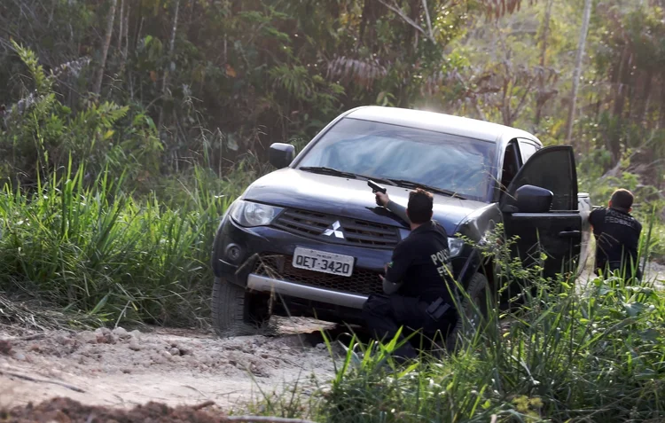 Confronto: Policiais federais disparam após tiros de suspeitos em operação com o Ibama, perto de Altamira, Pará. (Nacho Doce/Getty Images)