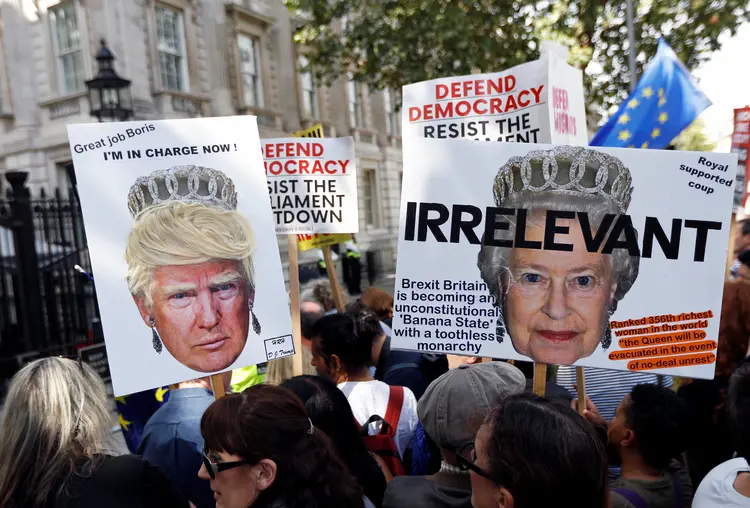 Protestos: Donald Trump e a rainha viraram alvos de ingleses descontentes com Jonhson (Peter Nicholls/Reuters)
