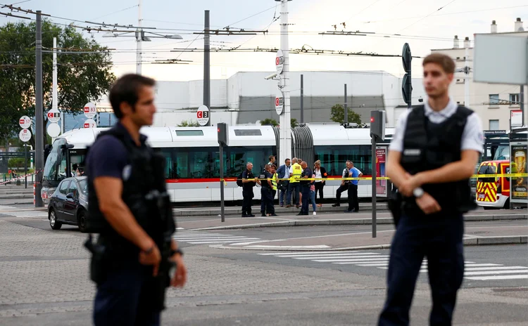 Policiais cercam cena de crime em Lyon, central França (Emmanuel Foudrot/Reuters)
