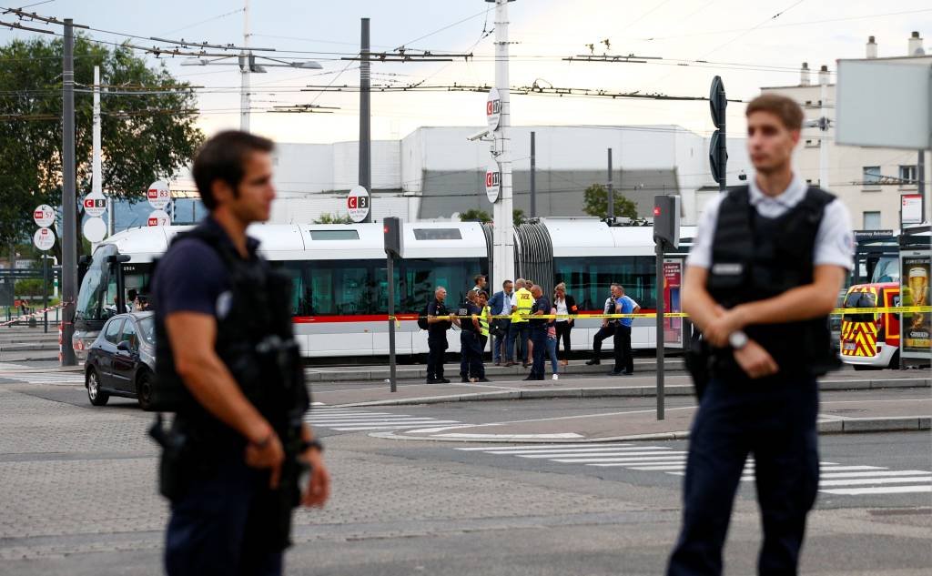 Ataque com faca em estação de metrô deixa 1 morto na França
