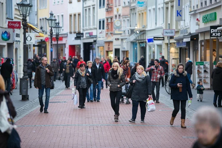 Pedestres caminham em rua de compras de Bonn, na Alemanha: sinais estão aumentando de que rígida aderência do país à política de orçamento equilibrado está diminuindo. (Krisztian Bocsi/Bloomberg)